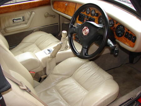 MG RV8 - 1993 Interior