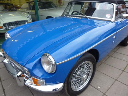 MGB V8 Roadster - 1975 Front