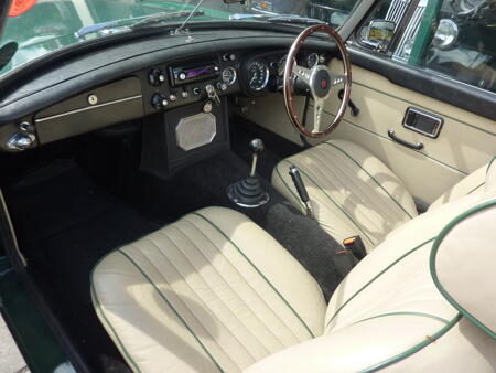 MGC Roadster - BRG - 1970 Interior